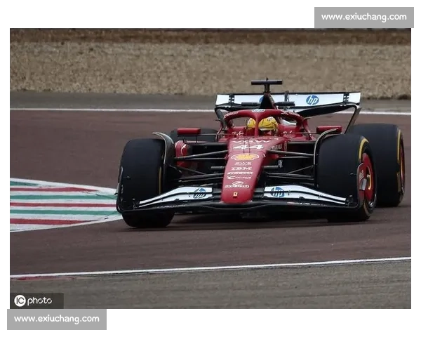 从刘易斯比赛视频看速度判断与赛道决策的关键细节解析全过程实战